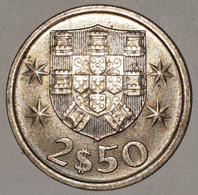 1982 - 2.5 ESCUDOS - 2$50 - 2 1/2 - PORTUGAL - PORTUGUESA - KM#590 - COPPER-NICKEL - PORTUGUESE